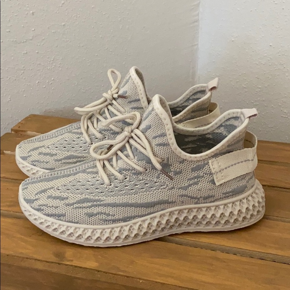 Tennis shoes